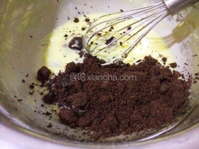 然后加入红糖和盐继续搅拌 直到红糖融化