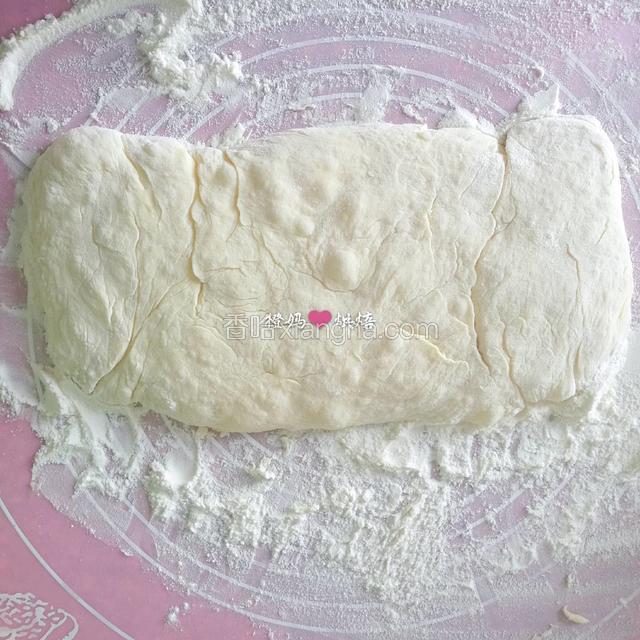  用手整理成长条状，面糊都裏上干面粉。