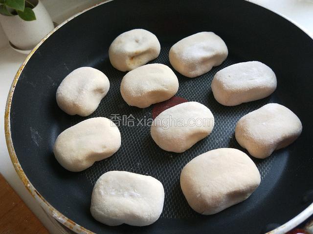 放入平底锅，刷一层食用油。