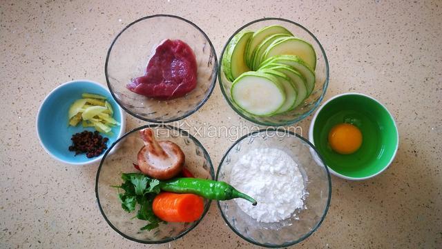 准备食材。
洗干净的角瓜切4㎜厚片。
混合面粉跟淀粉。
鸡蛋加少量盐打散备用。