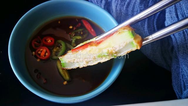 调料汁沾食更好吃哟。
海鲜酱油两勺加几个青红椒圈就可以了。