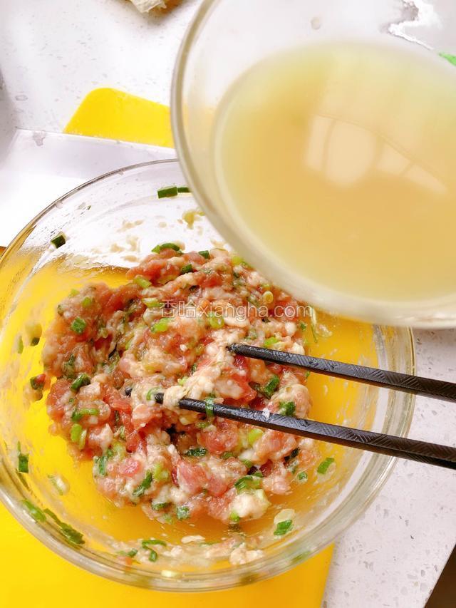边搅拌边加浓汤宝。（有皮冻最好，可以加入皮冻，夏天皮冻不好做 可以用浓汤宝代替）