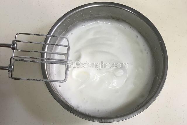 打至蛋白出现纹路时，加入剩下的细砂糖。