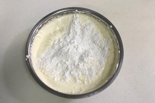 分两次加入事先过筛好的低筋面粉，用刮刀翻拌均匀。