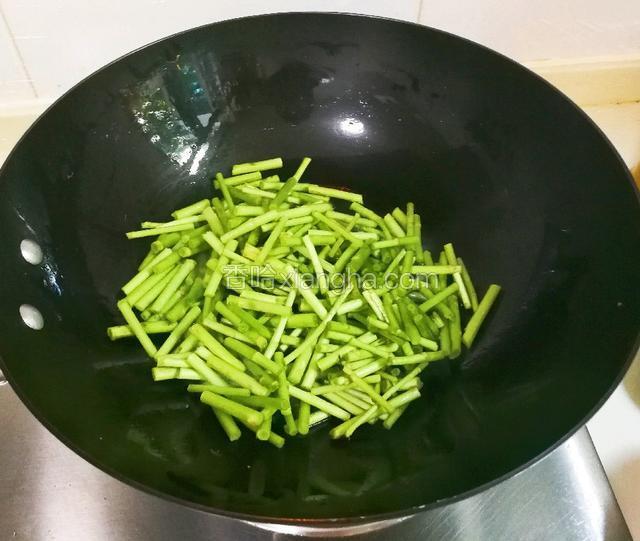 锅中余油放入洗净切成段的芦蒿翻炒片刻