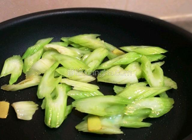 烧至九成热加入西芹转大火翻炒至变色