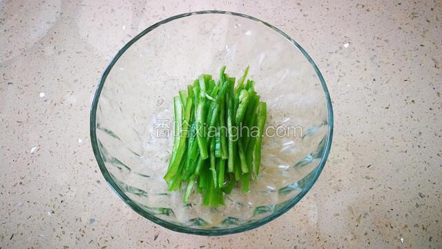 蒸茄子同时我们整理食材。
青椒切丝。