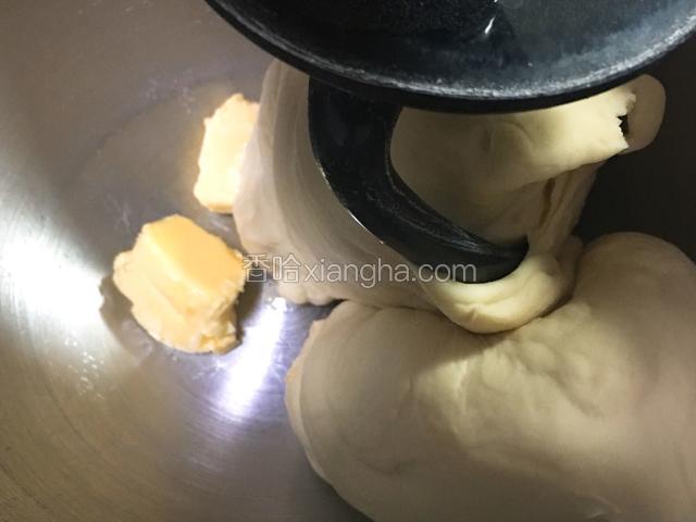 加入黄油继续揉面20分钟。