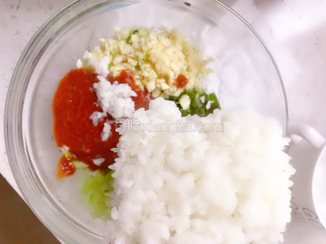 最后放入提前焖好的米饭