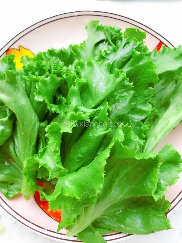 将生菜叶洗干净