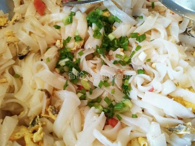 倒入淡菜鸡蛋沫和香葱碎翻炒均匀，最后放点生抽调色，撒上食盐调味即可。