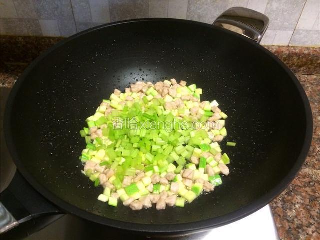 放入芹菜翻炒20秒。