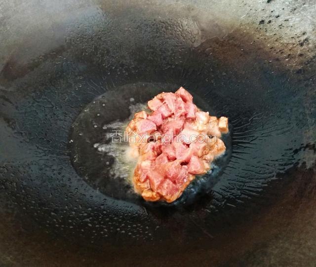 油熟放入肉丁