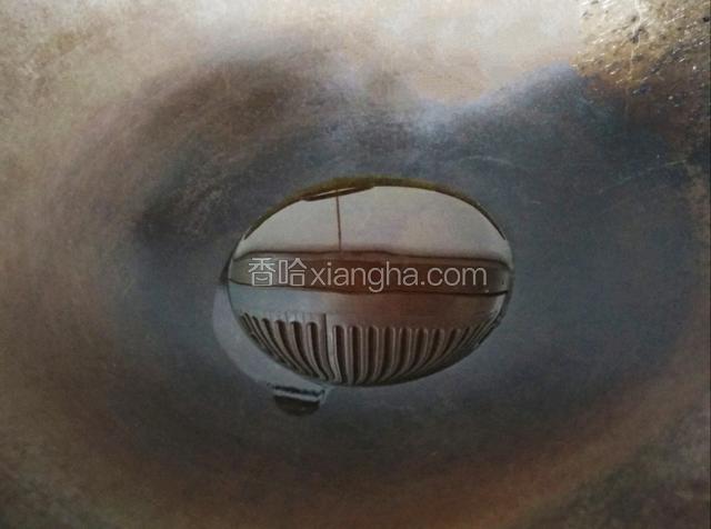 热锅倒入适量的食用油