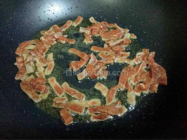 放入牛排炒变色。