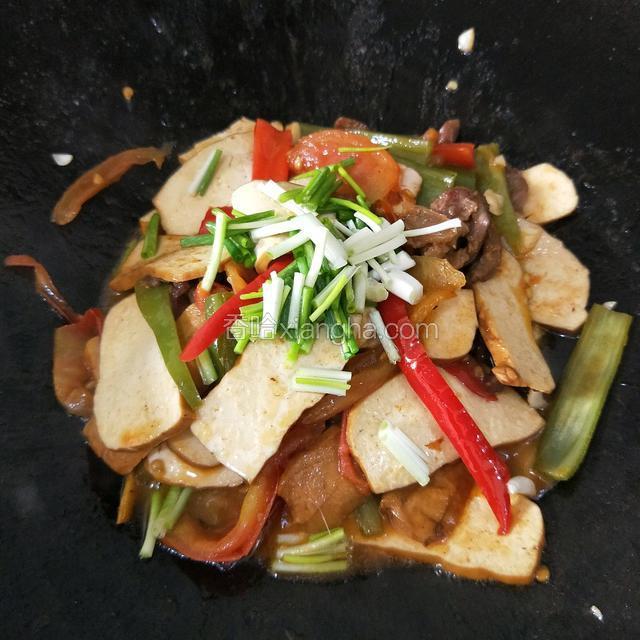 加入葱段，生抽翻炒均匀（吃鸡精的朋友可以加适量鸡精）