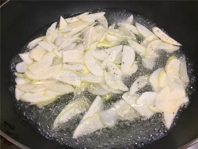 将茭白切薄片放入沸水中焯水2分钟捞出沥干水份备用。