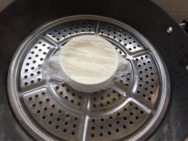 牛奶倒入碗里盖上保鲜膜隔水蒸十分钟