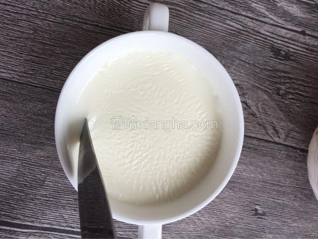 用水果刀尖头的地方在奶皮上轻轻刮破一个洞