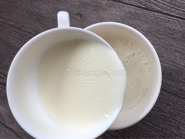 沿着破洞处慢慢把牛奶倒入鸡蛋清里