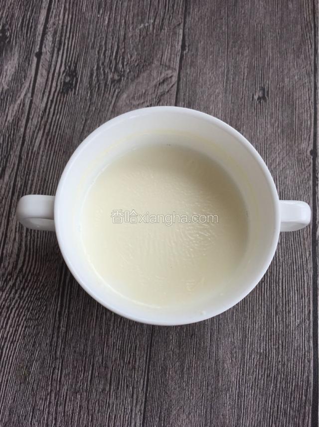 牛奶不要倒完，流着些可以浮起奶皮