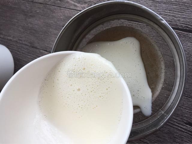 鸡蛋清和牛奶搅拌均匀后过筛两次