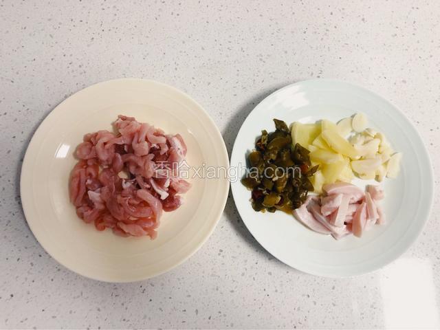 肉切片或切丝都可以，生姜、蒜瓣切片，辣椒切段备用。
肥肉分开放