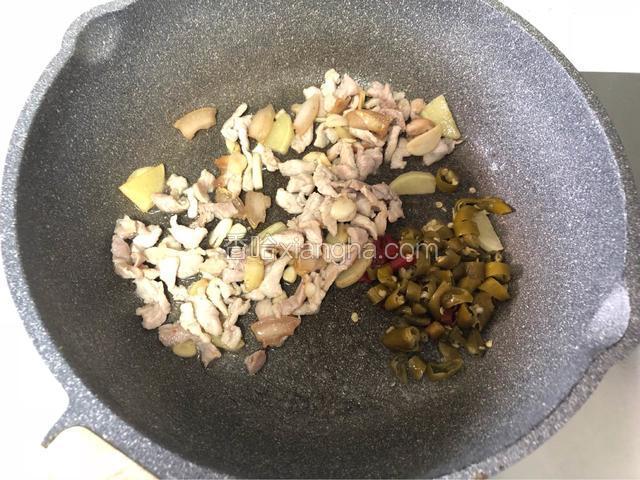 加入腌制好的肉，大火翻炒至变色。
大约2分钟后，再加入泡辣椒或者杭椒段。