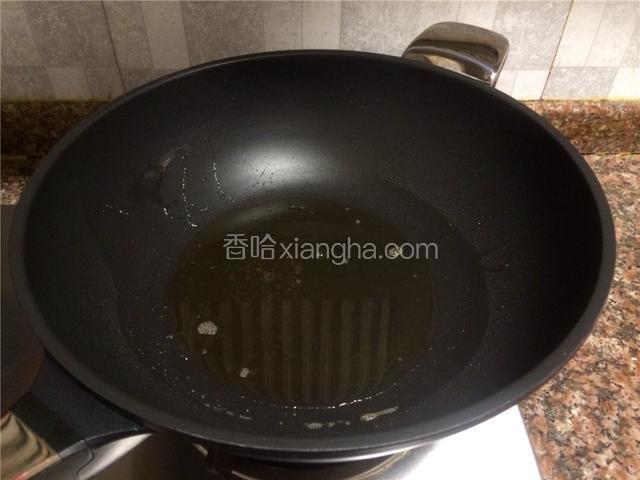 捞出肉丸，锅里留少量油。