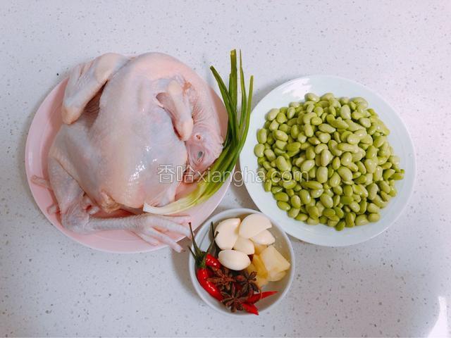准备食材
毛豆洗净，除去表面的毛豆衣；
鸡切块，洗净；生姜切片；
大蒜拍扁；小米辣切段备用。