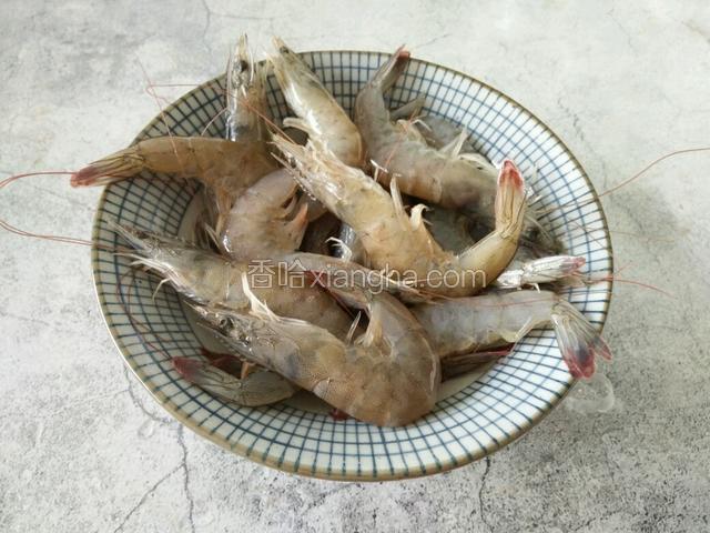 首先准备好一份鲜活的大虾