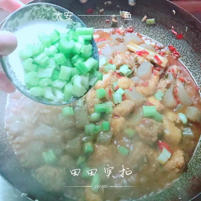 然后加入芹菜继续小火煮5分钟。