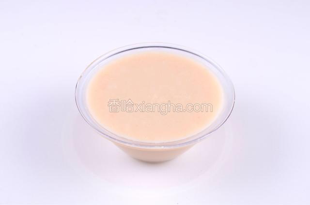 白芸豆泥：
1.250g白芸豆用常温水泡发5小时，去壳，洗净；
2.加入1250ml水，中火持续煮30分钟，滤干水分，放置常温备用；
3.取100g白芸豆与70ml水混合，放入冰沙机中打成泥，取出。