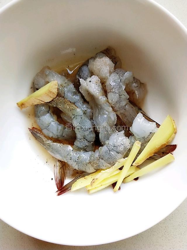 然后放姜，料酒，盐，胡椒粉，腌制15分钟