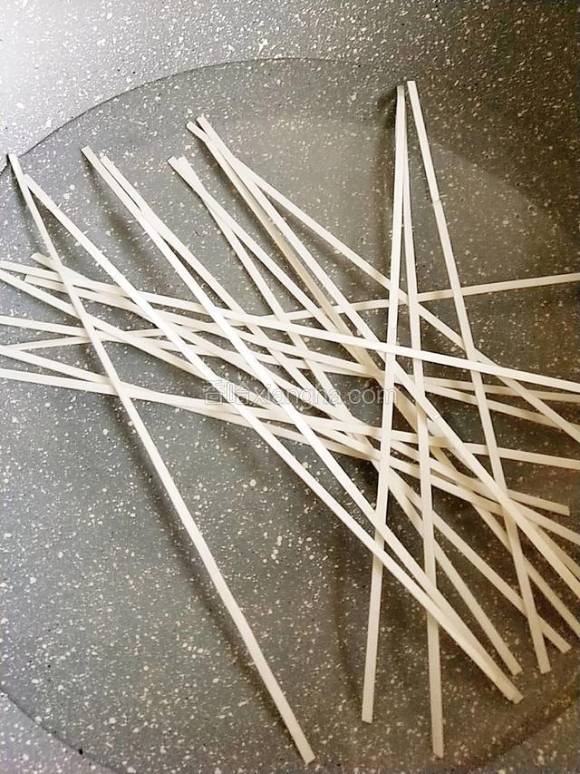 锅里倒水加一丁点盐，煮软