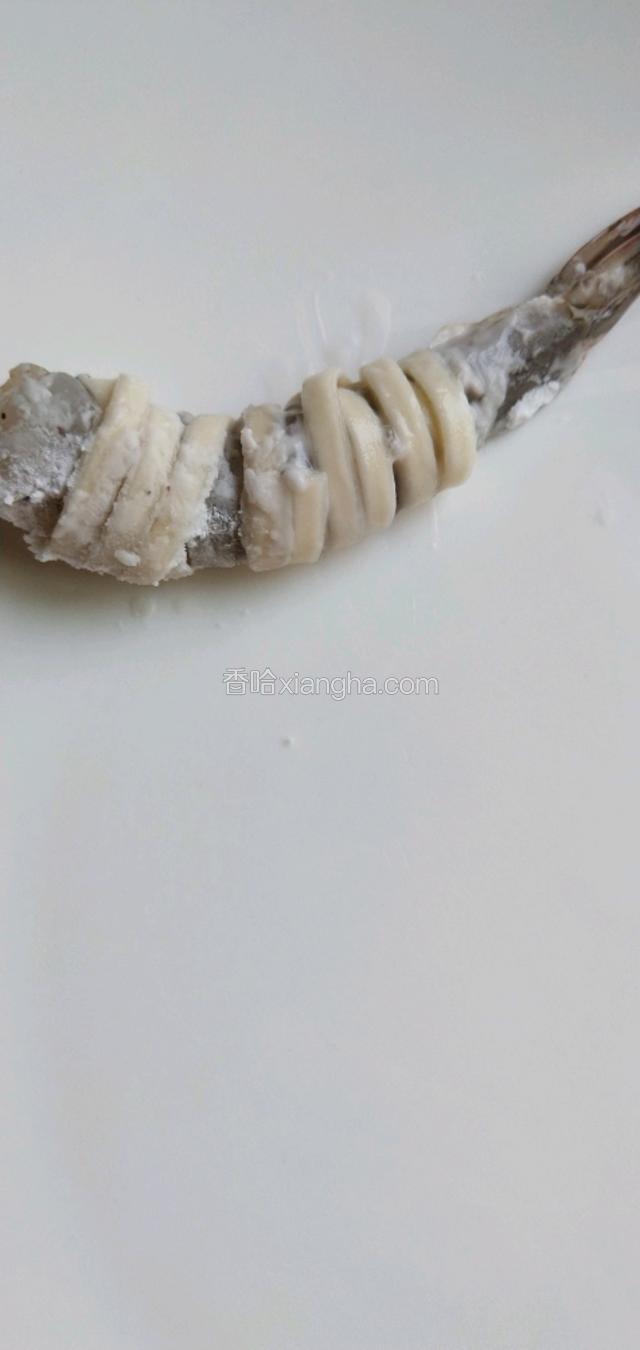 取三根面条缠在虾上