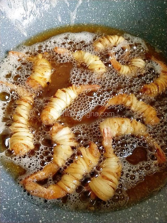 锅里倒油，油热放入虾，炸至金黄捞出