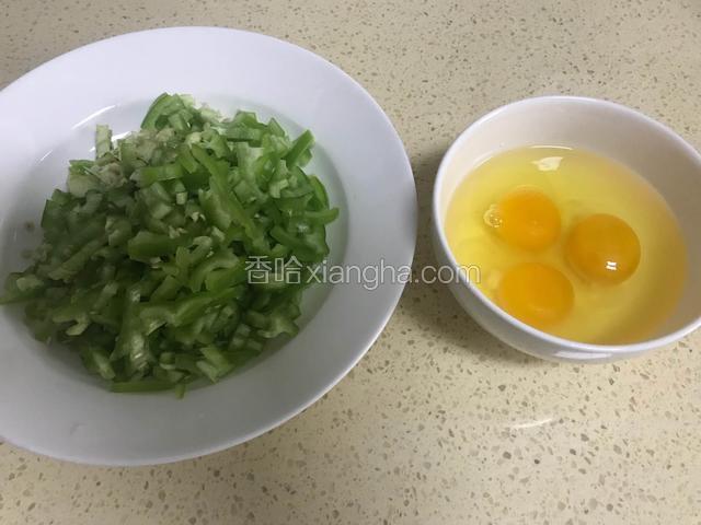 辣椒切好 鸡蛋打好备用