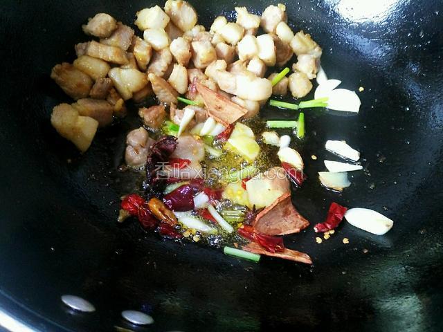 锅内放少许油，放入猪肉煸炒至微黄，炒出多余的油，放入葱姜蒜，干辣椒，八角，桂皮爆香