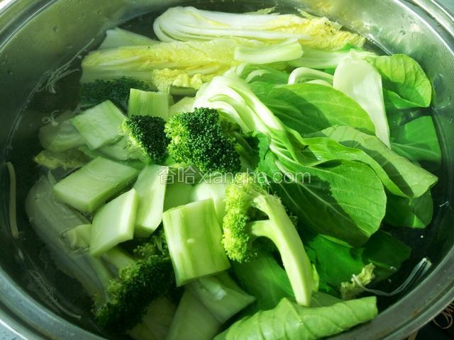 水烧开 先烫一下青菜