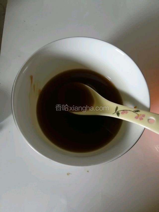 准备一个碗，放入耗油，生抽，白醋，白糖，调好备用