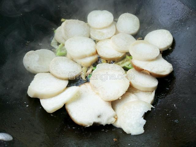 锅里烧热油 煸香葱花 放入杏鲍菇翻炒