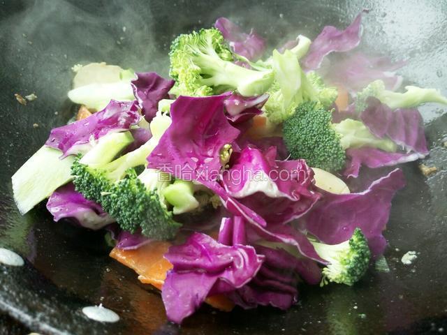 最后放容易熟的西蓝花和紫甘蓝