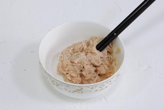 用筷子以顺时针方向搅拌至肉沫成团，起胶。