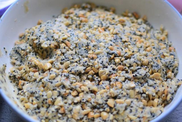 再制作月饼馅：花生烤熟去皮，放保鲜袋擀碎，放容器中加熟芝麻，加炒熟的糯米粉，玉米油，麦芽糖，温水拌匀