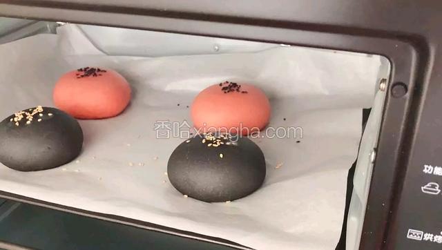 烤箱提前预热上下火中层180度烤20分钟
可以盖一层锡纸