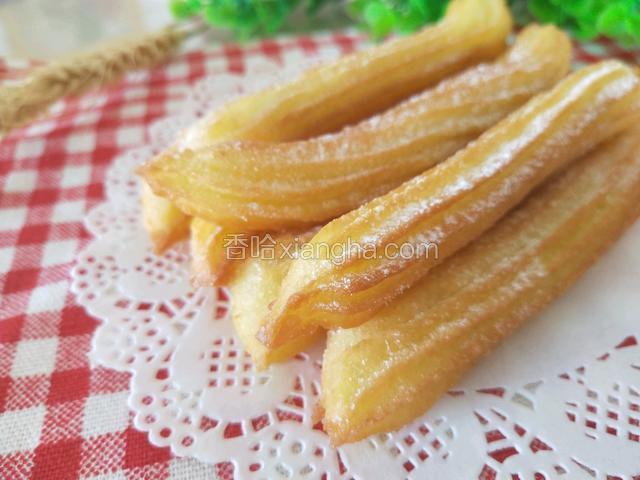 出锅，筛点糖粉装饰一下！外酥里嫩！