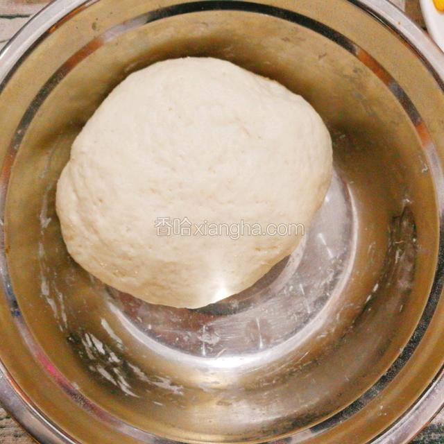 将面粉混合，酵母用温水融化，一边倒进面粉中一边搅拌，直到揉成一个光滑的面团，盖上保鲜膜，常温下发酵至2倍大