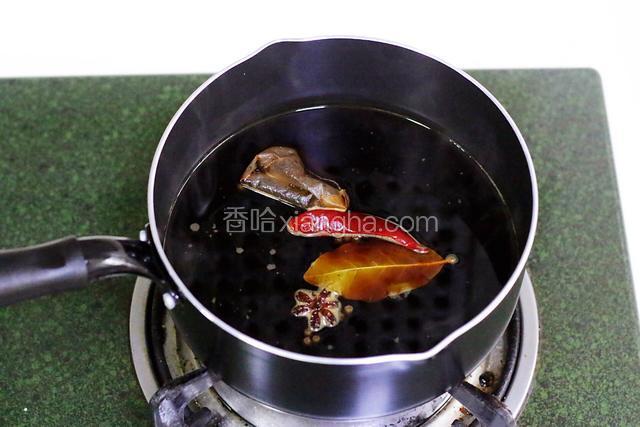 大火煮5分钟，使茶包和香料都出味。