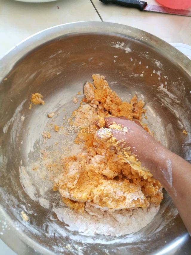 澄面(小麦定粉)用适量开水
搅拌烫熟
